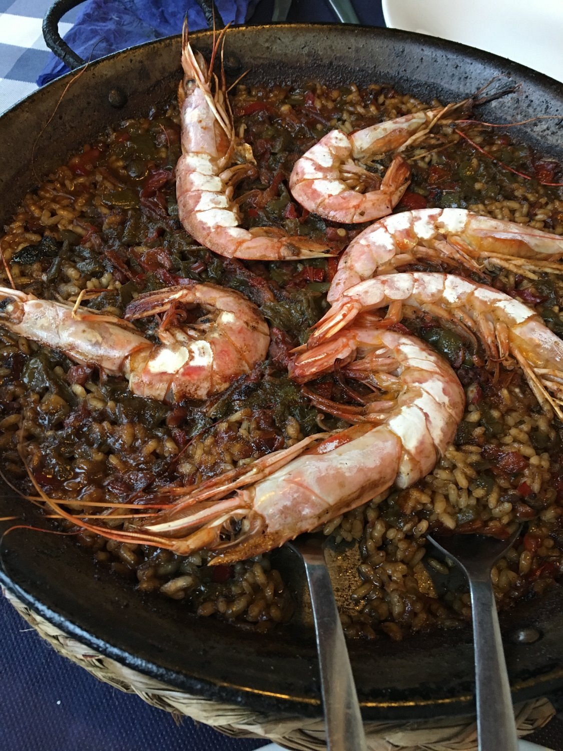 Arroz de gambas con mejillones en paellera