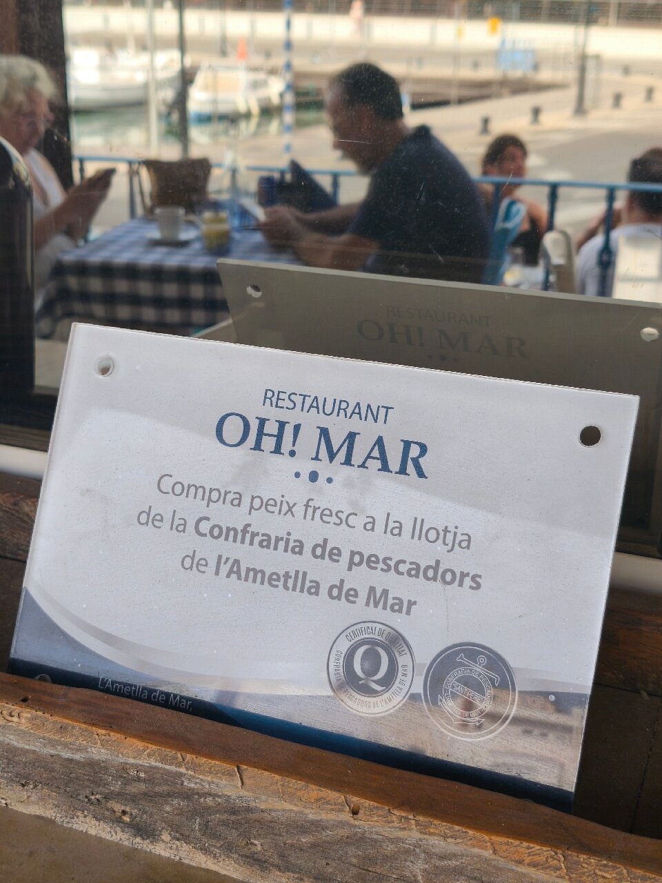 Cartel: compra peix fresc a la llotja de la Confraria de pescadors