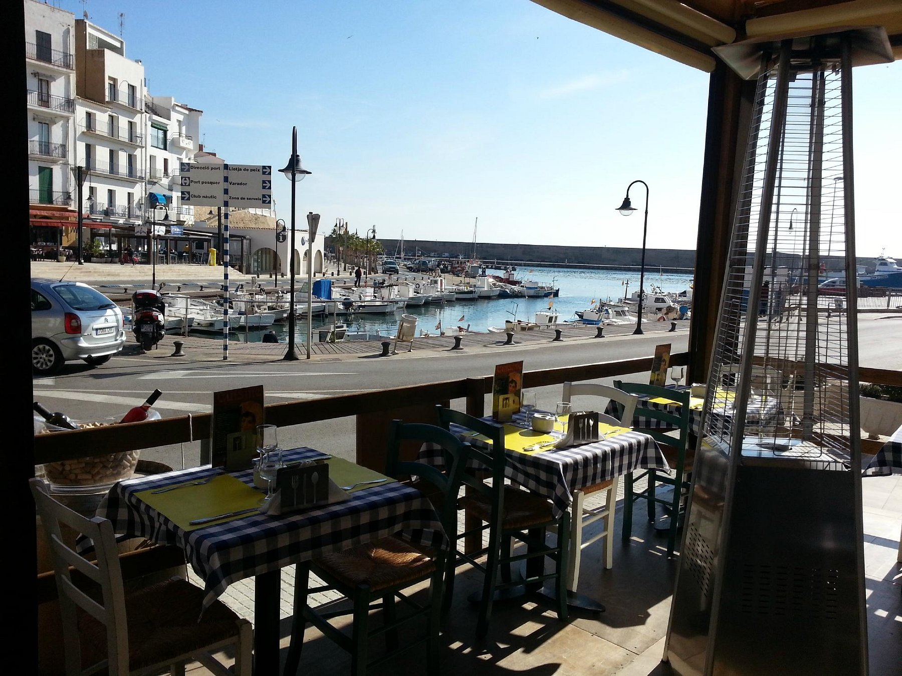 Plaça del Canó y el port pesquer de l'Ametlla de Mar, junto al restaurante Oh! Mar