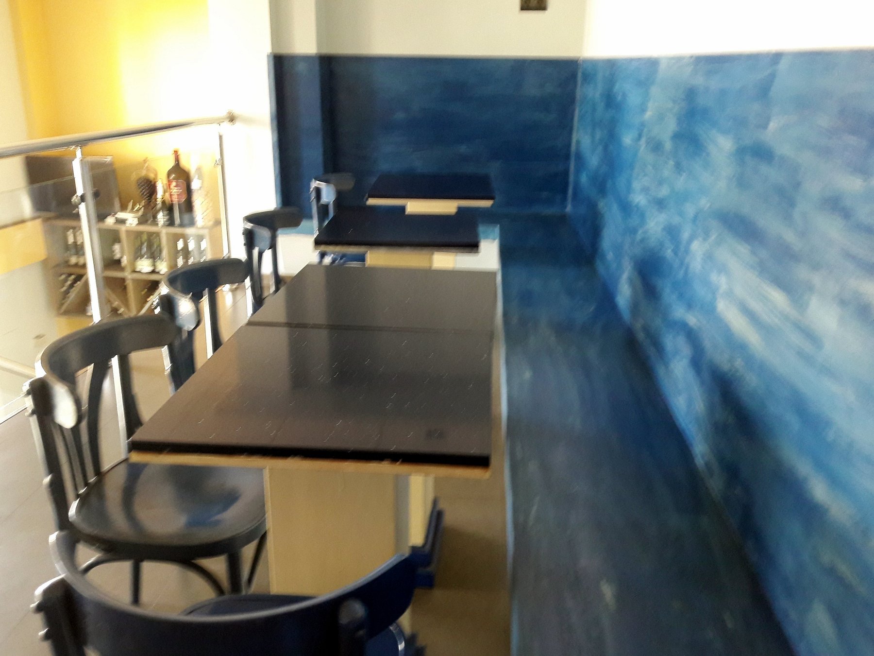 Barra del restaurante con la pared azul