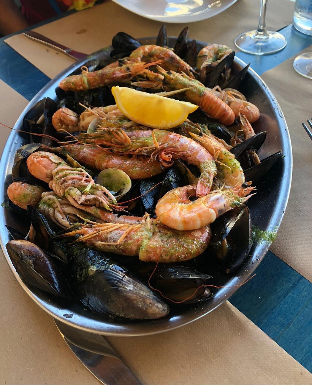 Mariscada a la brasa con gambas, cigalas, mejillones y almejas