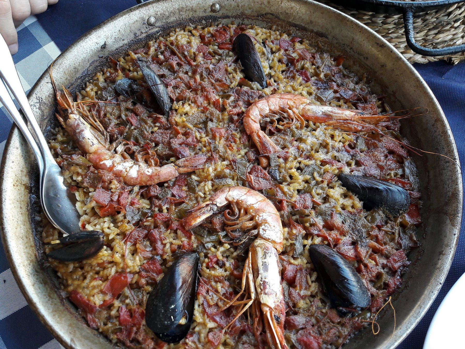 Paella marinera en su paellera