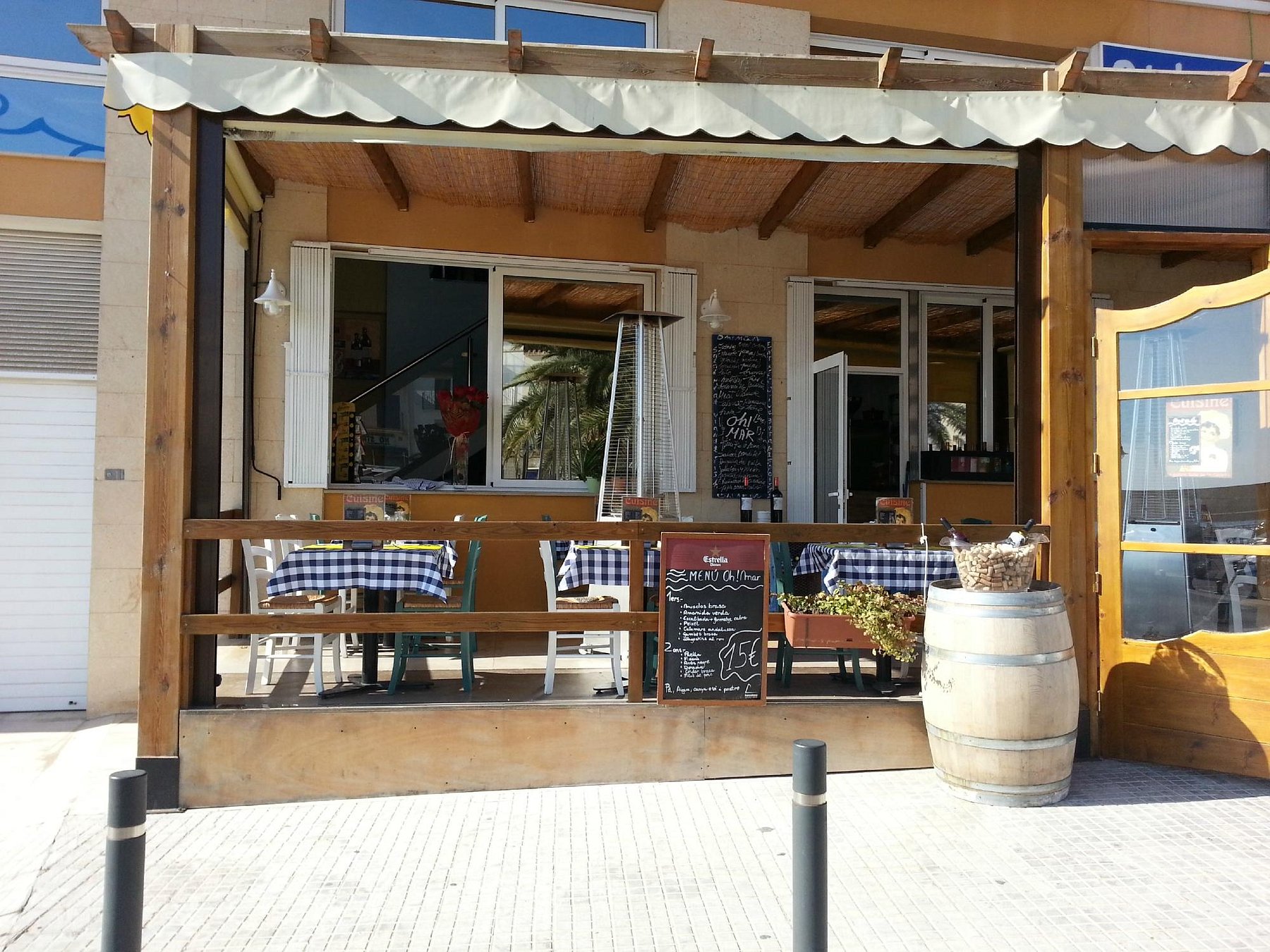 Terraza con pérgola de madera y mesas