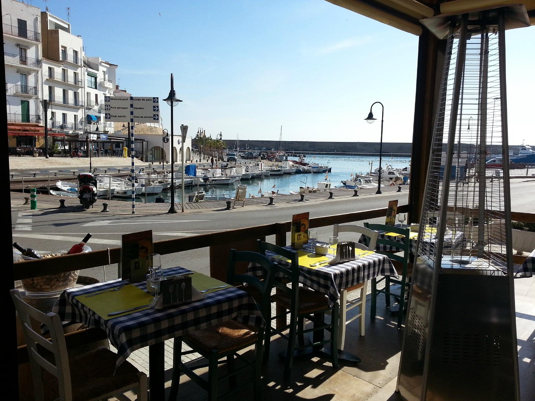 Vista del port pesquer desde el restaurante